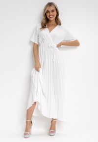 Born2be - Biała Sukienka Plisowana Maxi z Wiązanym Paskiem Dianiza. Kolor: biały. Materiał: materiał. Długość: maxi