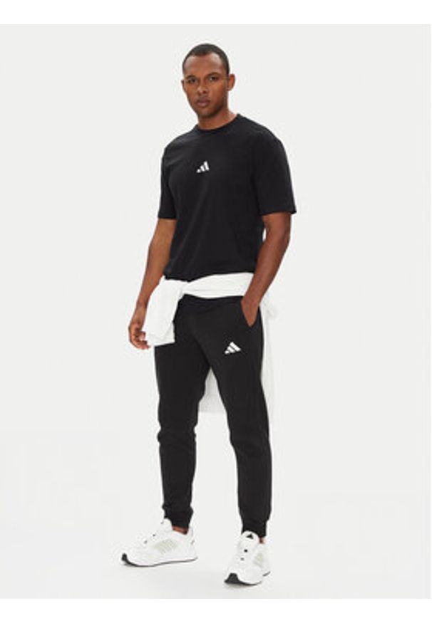 Adidas - adidas T-Shirt Essentials Small Logo JE9024 Czarny Regular Fit. Kolor: czarny. Materiał: bawełna
