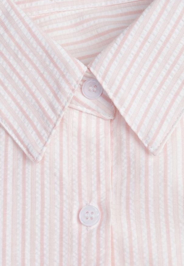 Renee - Różowa Koszula z Bawełną w Paski z Haftowaną Aplikacją Serca Sewrona. Okazja: na co dzień. Kolor: różowy. Materiał: bawełna. Wzór: paski, aplikacja, haft. Styl: klasyczny, casual