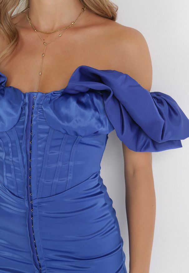 Born2be - Granatowa Satynowa Sukienka Dopasowana z Bufiastym Rękawem Suse. Kolor: niebieski. Materiał: satyna