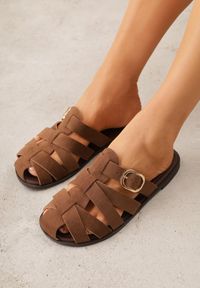 Renee - Brązowe Klapki Gladiatorki z Ozdobną Sprzączką Lusanatia. Okazja: na co dzień. Kolor: brązowy. Styl: casual #1