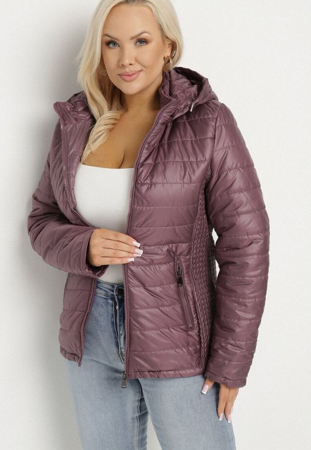 Born2be - Fioletowa Pikowana Kurtka z Opinanym Kapturem i Wstawkami z Gumek Terilinde. Okazja: na co dzień. Kolor: fioletowy. Styl: elegancki, casual