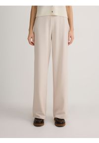 Reserved - Spodnie z szerokimi nogawkami - beżowy. Kolor: beżowy. Materiał: tkanina. Wzór: gładki #1