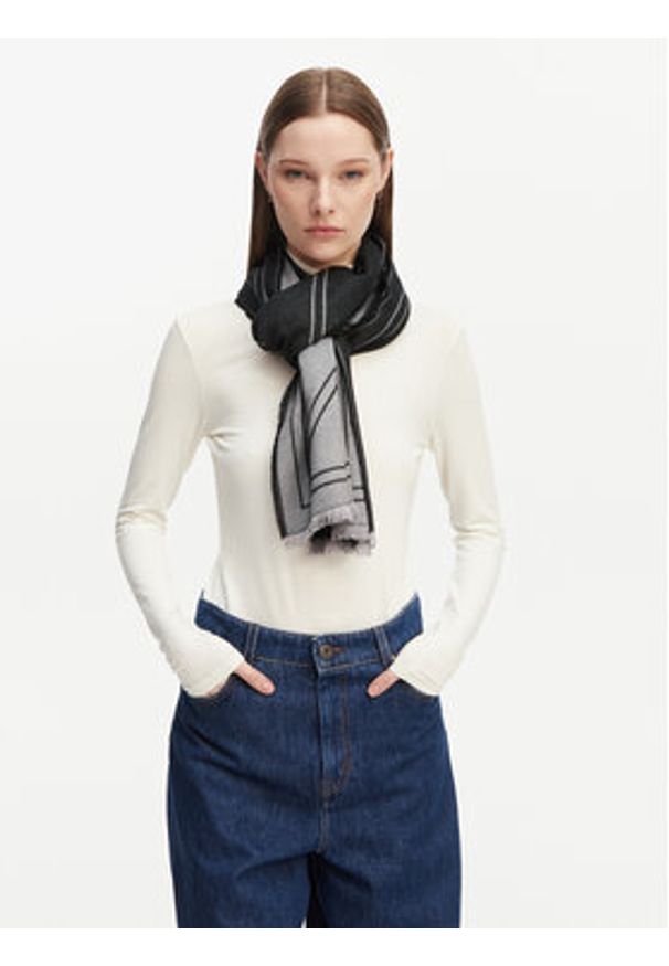Calvin Klein Szal Emblem Repeat Lw Shawl W Fringes LV04F8074G Czarny. Kolor: czarny. Materiał: materiał