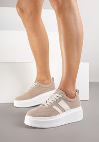Renee - Ciemnobeżowe Sneakersy Klasyczne Tenisówki na Grubej Podeszwie z Koturnem Adessia. Nosek buta: okrągły. Zapięcie: sznurówki. Kolor: beżowy. Materiał: materiał. Obcas: na koturnie. Wysokość obcasa: niski