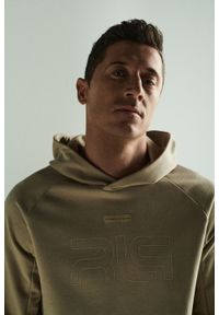 4f - Bluza męska 4F x Robert Lewandowski. Okazja: na co dzień. Typ kołnierza: kaptur. Kolor: beżowy. Materiał: materiał, bawełna, dresówka, dzianina, włókno. Długość rękawa: raglanowy rękaw. Wzór: nadruk. Styl: casual #2