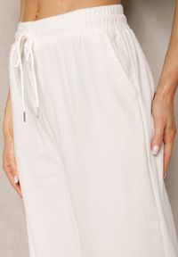 Renee - Białe Szerokie Spodnie o Prążkowanym Kroju z Gumką w Pasie Jovulla. Kolor: biały. Materiał: prążkowany #4