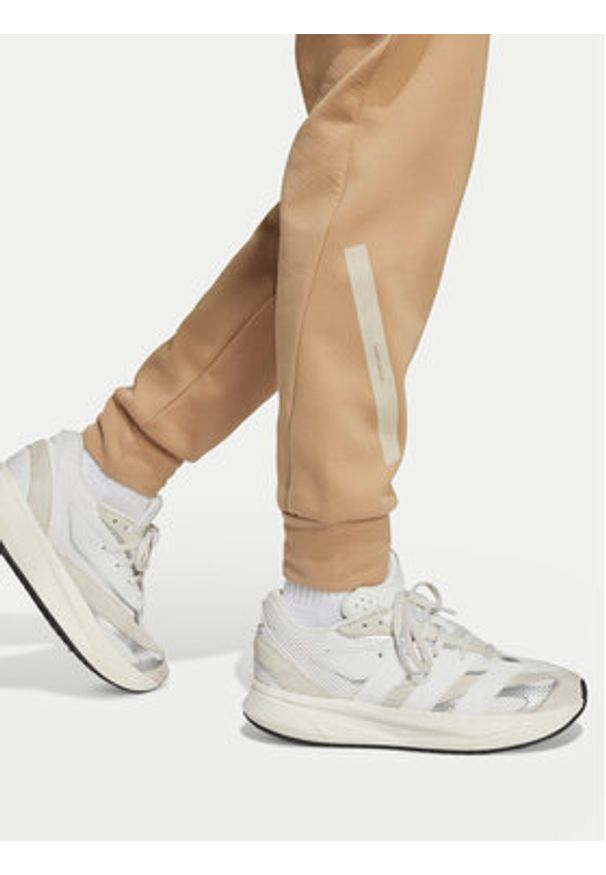 Adidas - adidas Spodnie dresowe Z.N.E. JW4002 Beżowy Tapered Leg. Kolor: beżowy. Materiał: bawełna