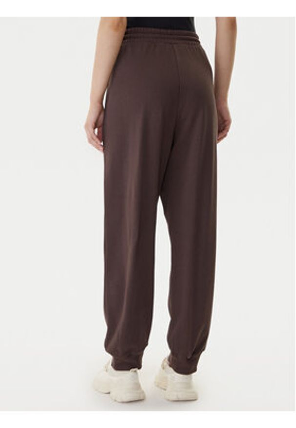 EA7 Emporio Armani Spodnie dresowe 7W000418 AF12473 U6063 Brązowy Regular Fit. Kolor: brązowy. Materiał: bawełna