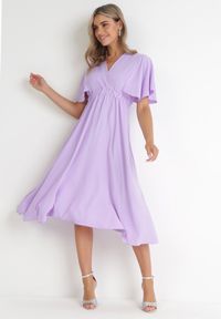 Born2be - Fioletowa Rozkloszowana Sukienka Midi z Kopertowym Dekoltem i Gumką w Talii Muntani. Kolor: fioletowy. Długość rękawa: krótki rękaw. Typ sukienki: kopertowe. Długość: midi #1