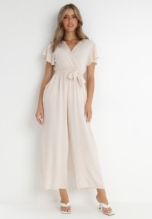 Born2be - Jasnobeżowy Kombinezon z Wiskozy Cephinous. Okazja: na co dzień. Kolor: beżowy. Materiał: wiskoza. Długość rękawa: krótki rękaw. Długość: krótkie. Wzór: jednolity. Sezon: lato. Styl: casual