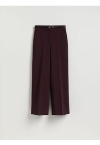 Reserved - Spodnie z paskiem - ciemnofioletowy. Kolor: fioletowy. Materiał: tkanina, wiskoza