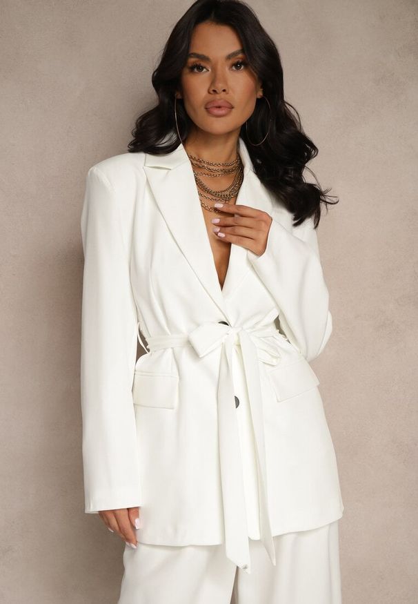 Renee - Biała Marynarka Oversize z Usztywnioną Linią Ramion i Paskiem Diolisa. Okazja: na co dzień, na spotkanie biznesowe. Kolor: biały. Materiał: jeans. Styl: elegancki, biznesowy, casual