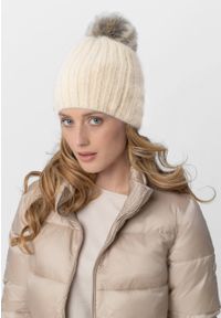 Volcano - Czapka z angorą i pomponem H-AMO. Kolor: beżowy. Materiał: poliester, prążkowany, futro, dzianina, polar. Sezon: zima. Styl: elegancki #1