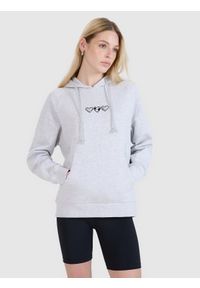 4f - 4F Bluza dresowa nierozpinana z kapturem damska - szara S. Okazja: na co dzień. Typ kołnierza: kaptur. Kolor: szary. Materiał: dresówka. Długość rękawa: raglanowy rękaw. Wzór: gładki, ze splotem, haft. Styl: sportowy, casual