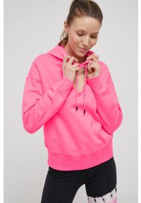 DKNY - Dkny bluza bawełniana damska kolor różowy z kapturem gładka. Okazja: na co dzień. Typ kołnierza: kaptur. Kolor: różowy. Materiał: bawełna. Długość rękawa: długi rękaw. Długość: długie. Wzór: gładki. Styl: casual