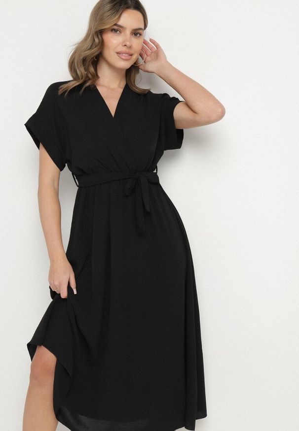 Born2be - Czarna Sukienka o Rozkloszowanym Kroju z Wiązanym Paskiem Sepelina. Okazja: na imprezę, na co dzień. Typ kołnierza: dekolt w kształcie V, dekolt kopertowy. Kolor: czarny. Sezon: wiosna, lato. Typ sukienki: rozkloszowane, kopertowe. Styl: elegancki, casual
