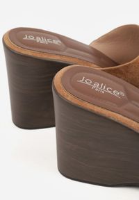 Renee - Jasnobrązowe Klapki Typu Drewniaki z Imitacji Zamszu na Koturnie Abilisa. Okazja: na co dzień. Kolor: brązowy. Materiał: zamsz. Obcas: na koturnie. Styl: casual, elegancki #3