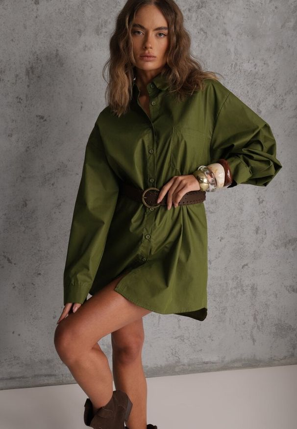 Renee - Zielona Bawełniano-Wiskozowa Koszula o Długim Kroju Oversize z Paskiem Tethys. Okazja: na co dzień. Typ kołnierza: kołnierzyk klasyczny. Kolor: zielony. Materiał: wiskoza, bawełna. Długość: długie. Styl: casual, klasyczny