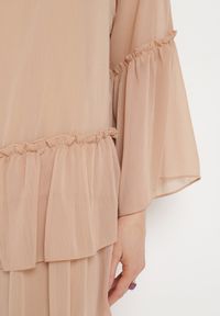 Born2be - Beżowa Rozkloszowana Sukienka Mini z Dekoltem Ozdobionym Cyrkoniami i Falbanką Stevianta. Kolor: beżowy. Wzór: aplikacja. Długość: mini #3