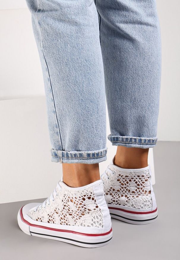 Renee - Białe Trampki Appiolea. Wysokość cholewki: za kostkę. Nosek buta: okrągły. Zapięcie: sznurówki. Kolor: biały. Materiał: jeans, materiał, koronka, guma