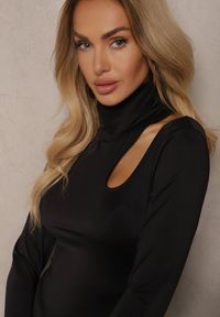 Renee - Czarna Bluzka Półgolf Ozdobiona Wycięciem na Ramieniu Lilwenna. Okazja: na spotkanie biznesowe, do pracy. Kolor: czarny. Materiał: jeans. Długość rękawa: długi rękaw. Długość: długie. Wzór: aplikacja. Styl: biznesowy, boho #3