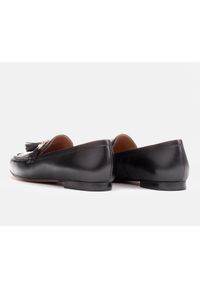 Marco Shoes Loafersy skórzane z frędzlami czarne. Kolor: czarny. Materiał: skóra #4