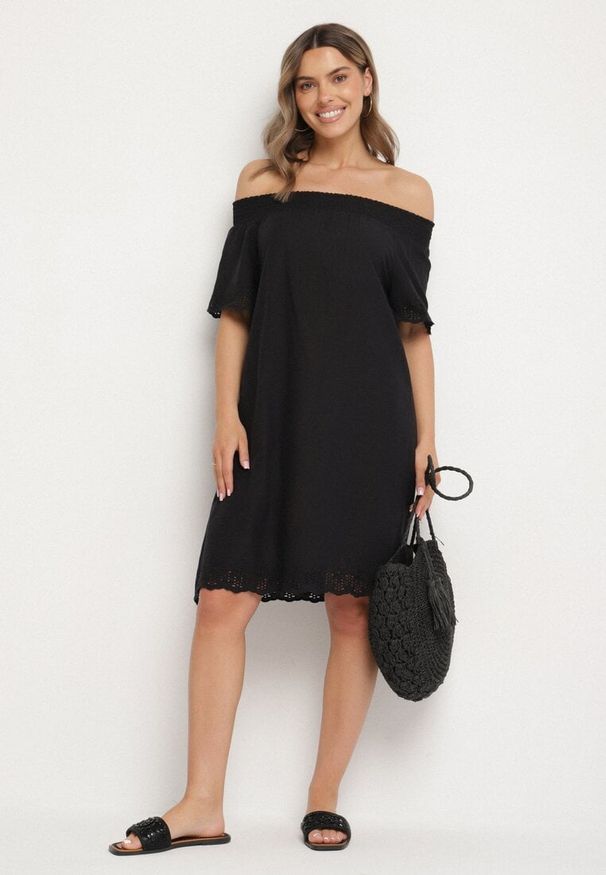 Born2be - Czarna Bawełniana Sukienka Hiszpanka z Ażurowymi Zdobieniami Filissa. Okazja: na co dzień. Typ kołnierza: dekolt hiszpanka. Kolor: czarny. Materiał: bawełna. Długość rękawa: krótki rękaw. Wzór: ażurowy, aplikacja. Typ sukienki: z odkrytymi ramionami, rozkloszowane. Styl: casual