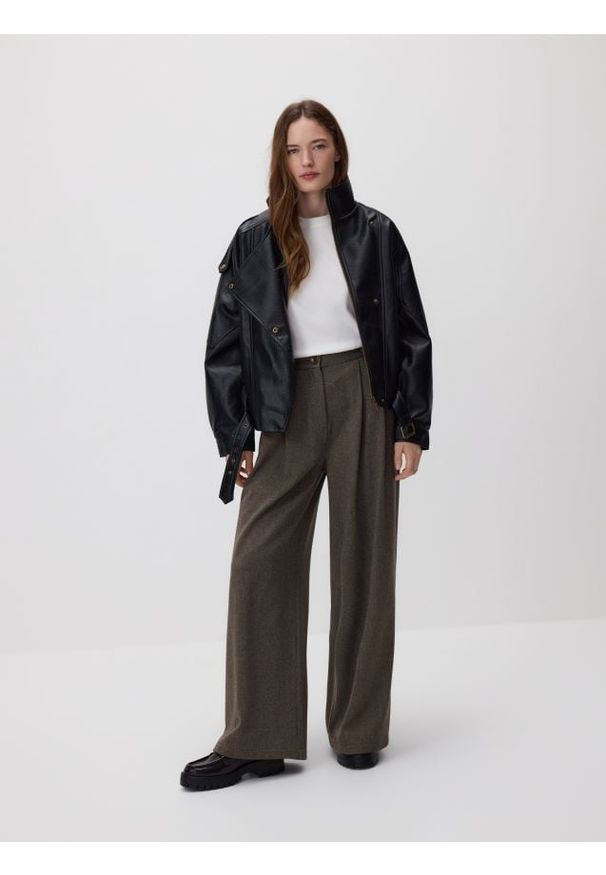 Reserved - Spodnie z wiskozą - ciemnobrązowy. Kolor: brązowy. Materiał: wiskoza