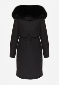 Born2be - Czarna Kurtka za Kolano ze Ściągaczem i Kapturem z Futerkiem Adoresa. Okazja: na co dzień. Kolor: czarny. Materiał: futro. Styl: casual #3