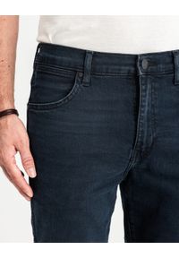 Wrangler - WRANGLER MĘSKIE SPODNIE JEANSOWE WRANGLER LARSTON CLOUDY SKIES 112350840. Okazja: na co dzień. Stan: obniżony. Długość: długie. Styl: młodzieżowy, casual, klasyczny #2