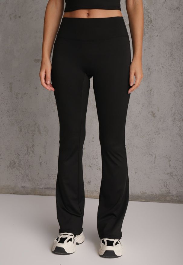 Renee - Czarne Legginsy Flare High Waist Ozdobione z Tyłu Modelującym Marszczeniem Deinoreia. Okazja: na co dzień. Stan: podwyższony. Kolor: czarny. Wzór: aplikacja. Styl: elegancki, casual