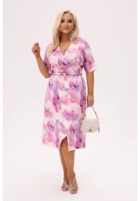 Moda Size Plus Iwanek - Kopertowa sukienka Florella MIDI - Akwarelowe Kwiaty, w odcieniach różu i fioletu PLUS SIZE XXL OVERSIZE. Okazja: na komunię, do pracy, na wesele, na imprezę, na ślub cywilny. Typ kołnierza: dekolt w serek. Kolekcja: plus size. Kolor: różowy. Wzór: kwiaty. Typ sukienki: kopertowe, oversize, dla puszystych. Materiał: tkanina, elastan, poliester, materiał. Sezon: wiosna, lato. Styl: klasyczny, elegancki. Długość: midi