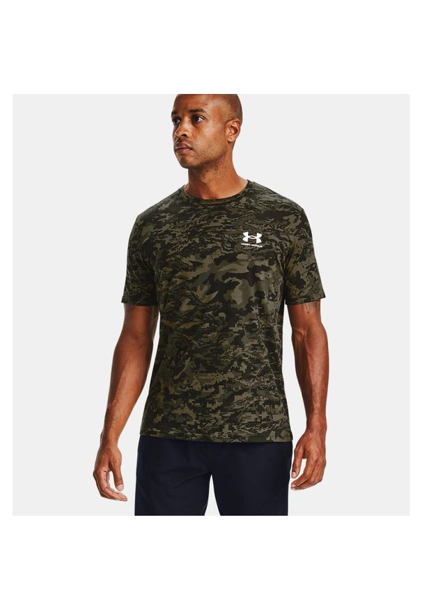 Under Armour - Koszulka fitness męska UNDER ARMOUR Camo z krótkim rękawem. Kolor: wielokolorowy, zielony. Długość rękawa: krótki rękaw. Długość: krótkie. Sport: fitness