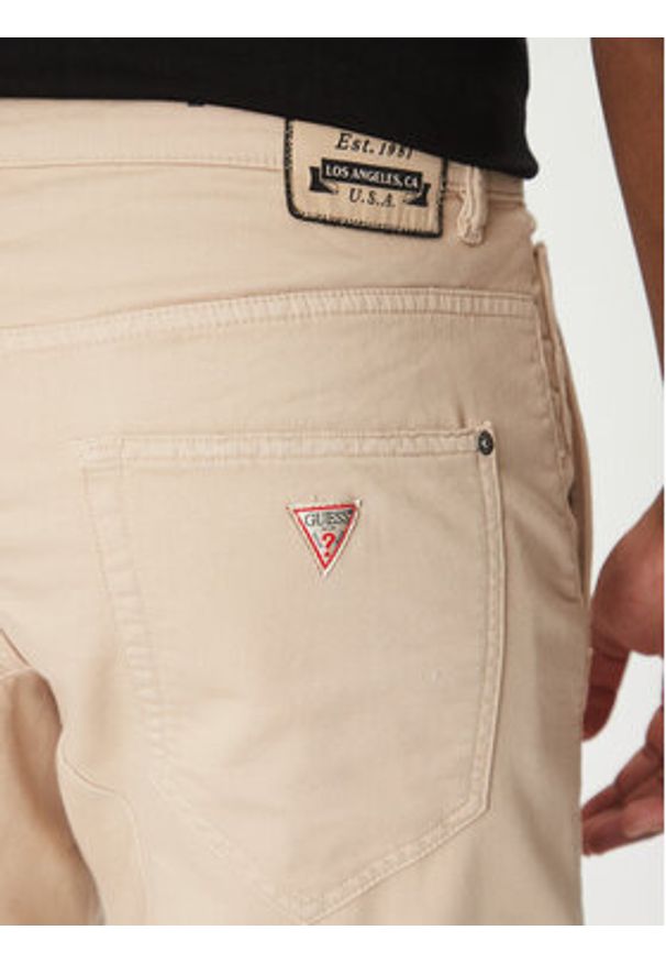 Guess Spodnie materiałowe M5RB54 WGXY1 Beżowy Slim Fit. Kolor: beżowy. Materiał: bawełna