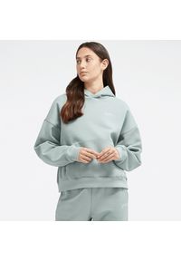 Bluza damska New Balance WT33531JIR – niebieska. Okazja: na co dzień. Kolor: niebieski. Materiał: dresówka, bawełna, prążkowany, materiał, poliester. Styl: casual, klasyczny