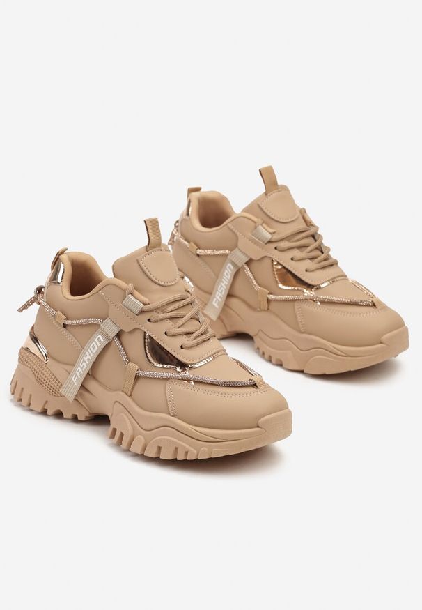 Born2be - Ciemnobeżowe Sznurowane Sneakersy na Grubej Tłoczonej Podeszwie z Cyrkoniami i Napisem Zinaeth. Okazja: na co dzień. Zapięcie: sznurówki. Kolor: beżowy. Materiał: jeans. Wzór: napisy