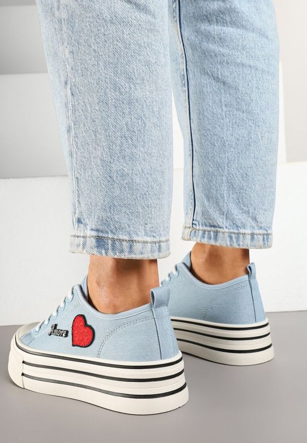 Born2be - Niebieskie Trampki na Platformie z Ozdobnym Napisem i Aplikacją Efena. Okazja: na co dzień. Kolor: niebieski. Materiał: jeans. Wzór: napisy, aplikacja. Obcas: na platformie. Styl: elegancki, casual