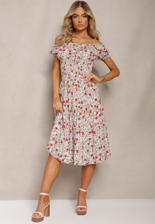 Renee - Biało-Różowa Midi Sukienka Hiszpanka z Bawełny w Kwiatowy Wzór Assetni. Okazja: na imprezę, na plażę, na spacer. Typ kołnierza: dekolt hiszpanka. Kolor: biały. Materiał: bawełna. Wzór: kwiaty. Sezon: lato. Długość: midi