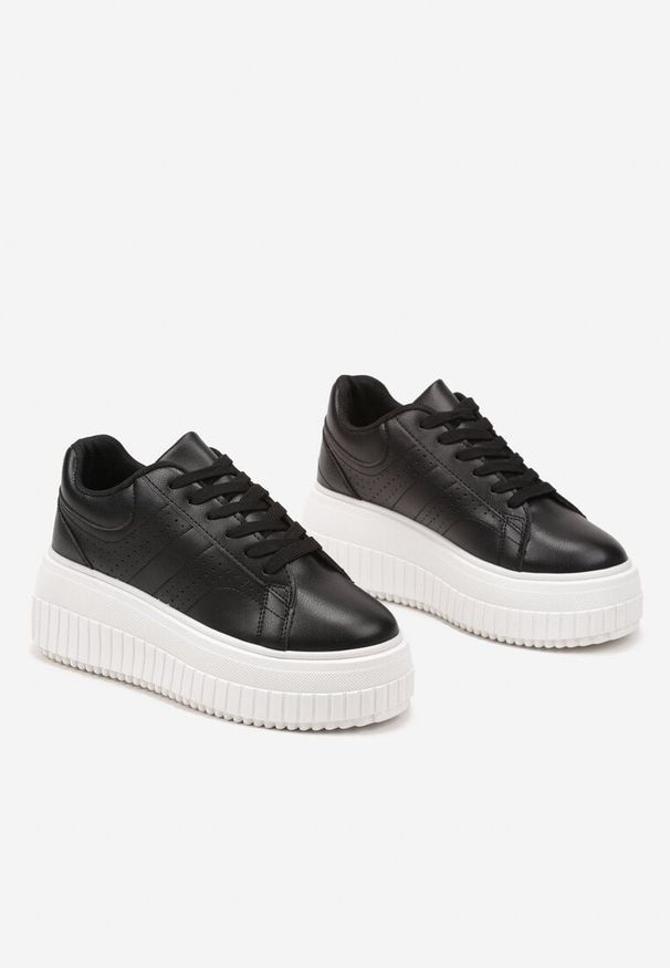 Renee - Czarne Sneakersy na Platformie Ozdobione Perforacją Eleainna. Okazja: na co dzień. Kolor: czarny. Materiał: jeans. Wzór: aplikacja. Obcas: na platformie