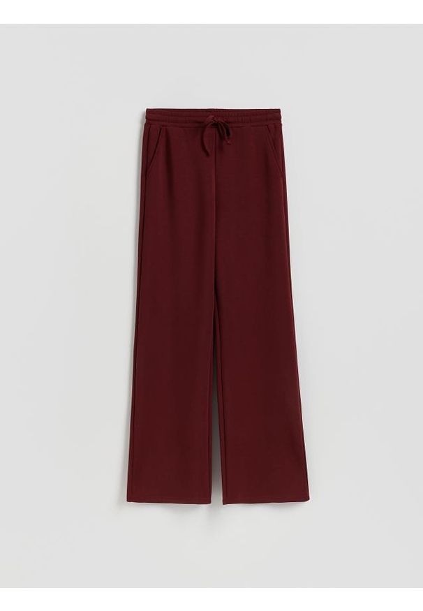 Reserved - Spodnie long leg - bordowy. Kolor: czerwony. Materiał: dzianina