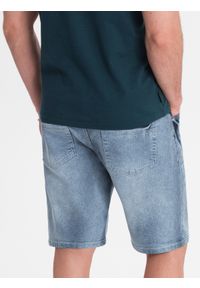 Ombre Clothing - Jeansowe krótkie spodenki męskie z delikatnym washem – jasnoniebieskie V1. Kolor: niebieski. Materiał: jeans. Długość: krótkie. Wzór: aplikacja. Sezon: lato. Styl: klasyczny, wakacyjny #4