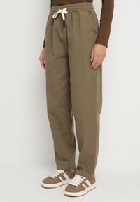 Born2be - Ciemnozielone Spodnie Bawełniane w Stylu Mom Fit ze Sznurkiem Adenelle. Okazja: na co dzień. Kolor: zielony. Materiał: bawełna. Styl: casual