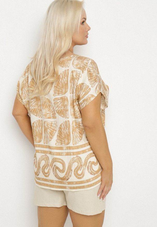 Born2be - Beżowa Bluzka Nietoperz z Wiskozy w Abstrakcyjny Print Jenoloria. Okazja: na co dzień. Kolor: beżowy. Materiał: wiskoza. Długość rękawa: krótki rękaw. Długość: krótkie. Wzór: nadruk. Styl: casual, elegancki, sportowy, klasyczny