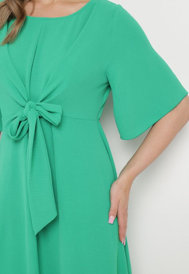 Born2be - Ciemnozielona Sukienka Maxi z Ozdobnym Wiązaniem i Gumką w Talii Myrcella. Kolor: zielony. Długość: maxi