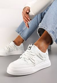 Renee - Białe Sneakersy Ozdobione Naszywką z Pandą i Szerokimi Sznurówkami Wannia. Kolor: biały. Wzór: aplikacja #1