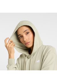 Bluza damska New Balance WT41507OVN – zielona. Okazja: na co dzień. Typ kołnierza: kaptur. Kolor: zielony. Materiał: bawełna, dresówka, poliester, prążkowany. Styl: casual, klasyczny #3