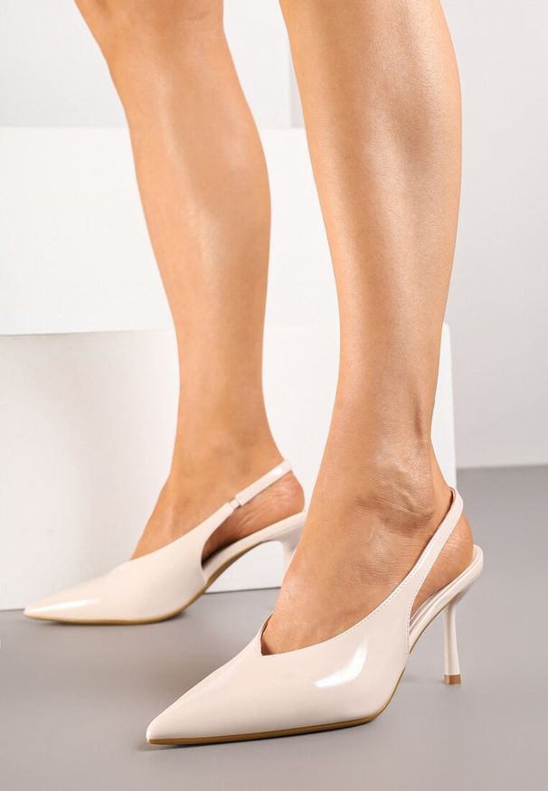 Renee - Beżowe Lakierowane Sandały na Szpilce Typu Slingback Addoxie. Okazja: na co dzień, na spacer. Kolor: beżowy. Materiał: lakier. Obcas: na szpilce. Styl: casual, elegancki. Wysokość obcasa: średni