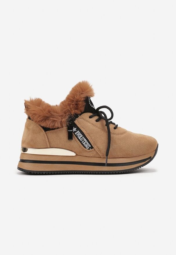 Born2be - Ciemnobeżowe Płaskie Sneakersy Ozdobione Futerkiem i Napisem Tarvina. Okazja: na co dzień, na spotkanie biznesowe, do pracy. Zapięcie: sznurówki. Kolor: beżowy. Materiał: futro. Wzór: napisy, aplikacja