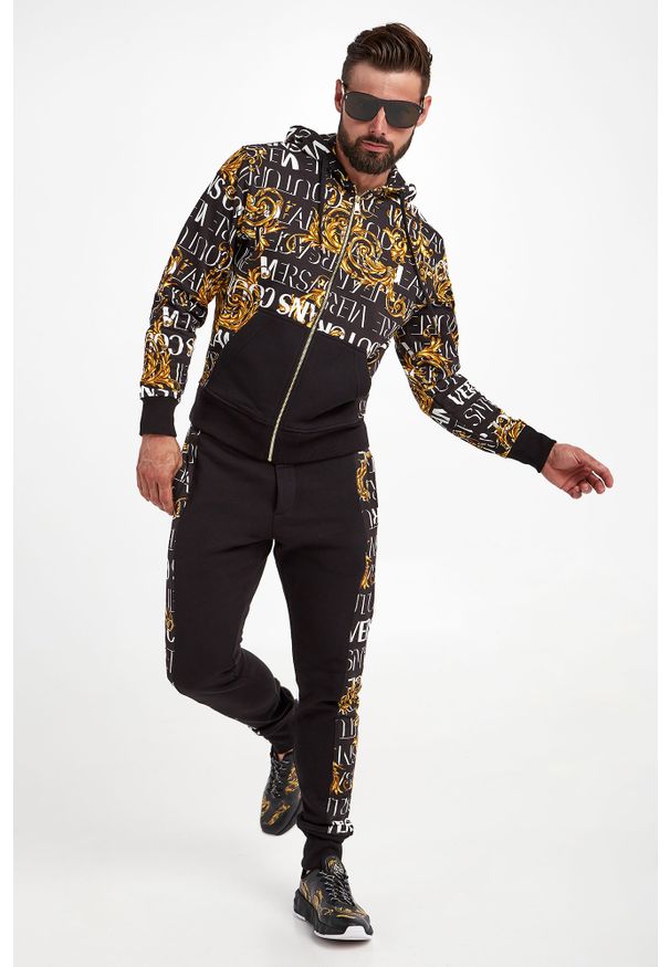 Versace Jeans Couture - Bluza VERSACE JEANS COUTURE. Typ kołnierza: kaptur. Wzór: aplikacja, napisy